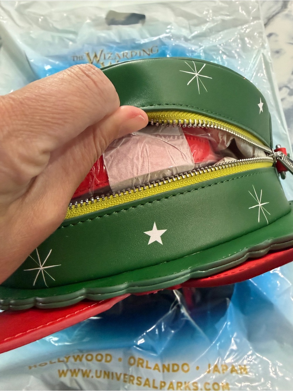 LoungeFly Christmas Grinch Lenticular Bag Purse NWT Universal Orlando - Picture 6 of 6